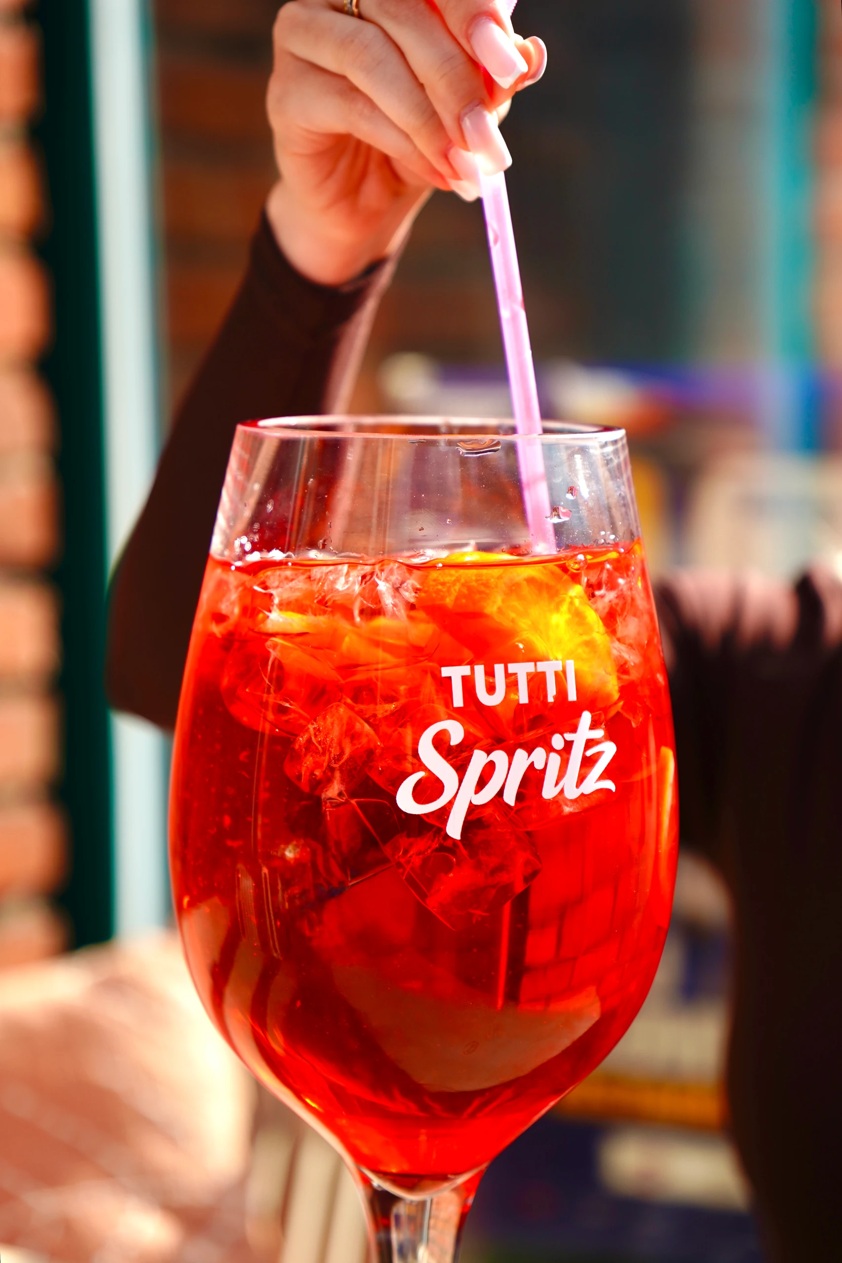 Czerwony Spritz w firmowym kieliszku Tutti.