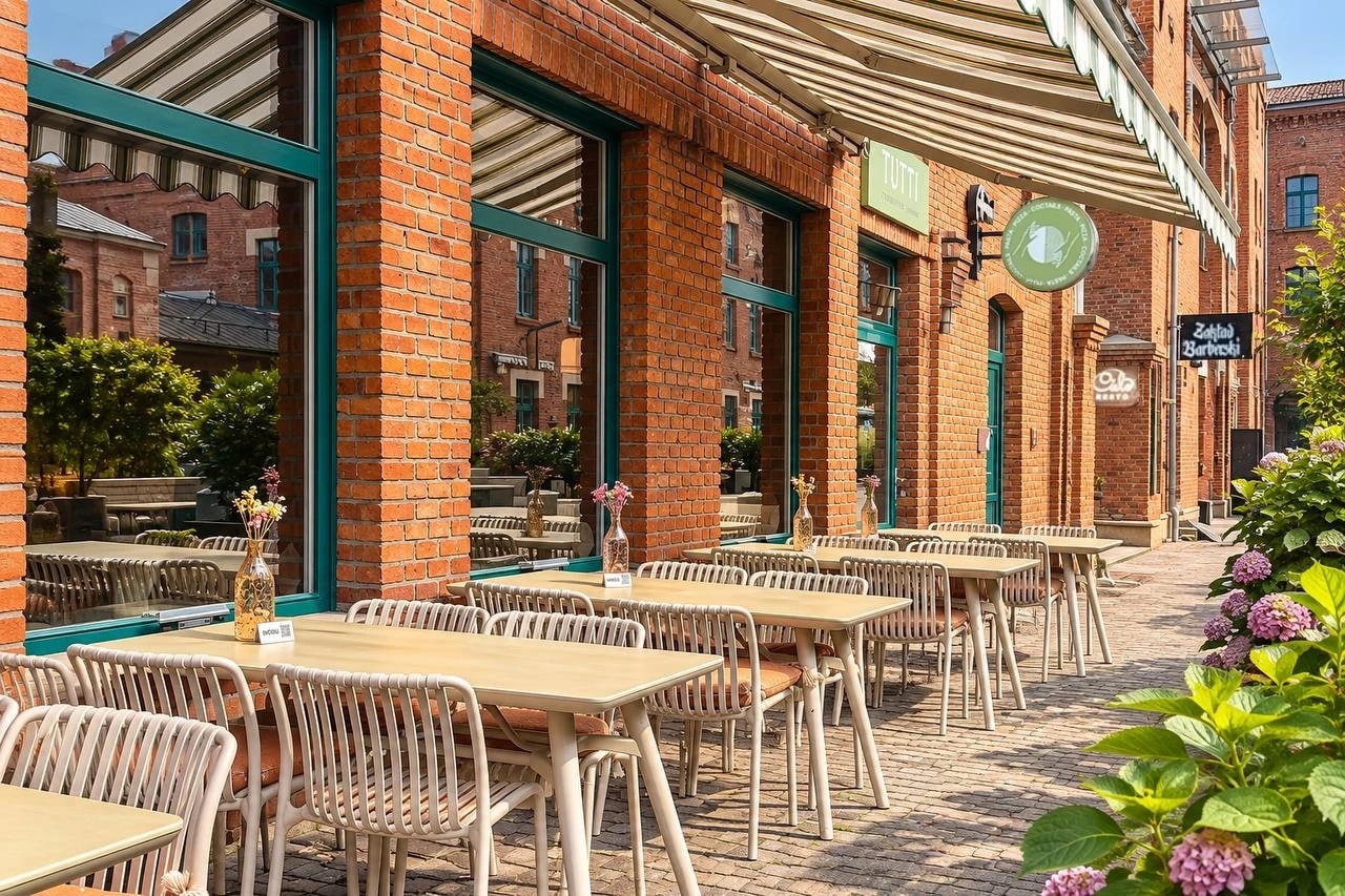 Ogródek i wejście do restauracji Tutti przy Podgórskiej 34 w Krakowie.